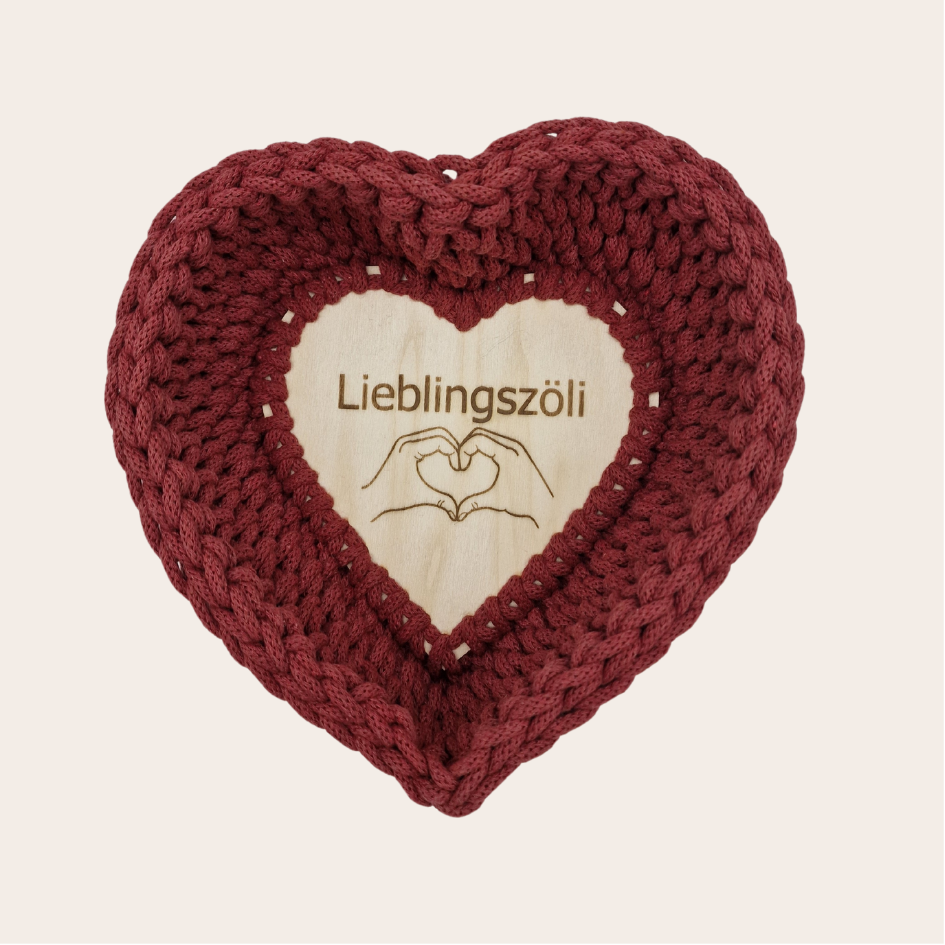 Liebevoll & praktisch – der gehäkelte Herzkorb mit graviertem Holzboden!